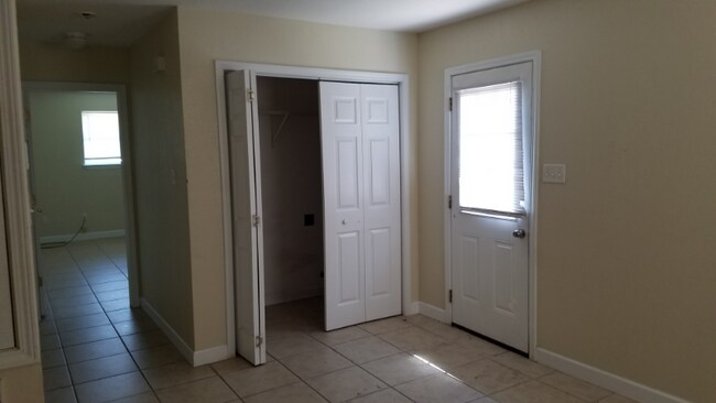 Building Photo - 3505 Kings Dr