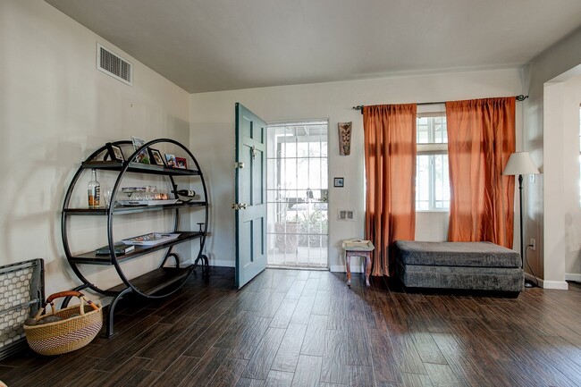 Building Photo - Great Long Term Unfurnished or Furnished R...