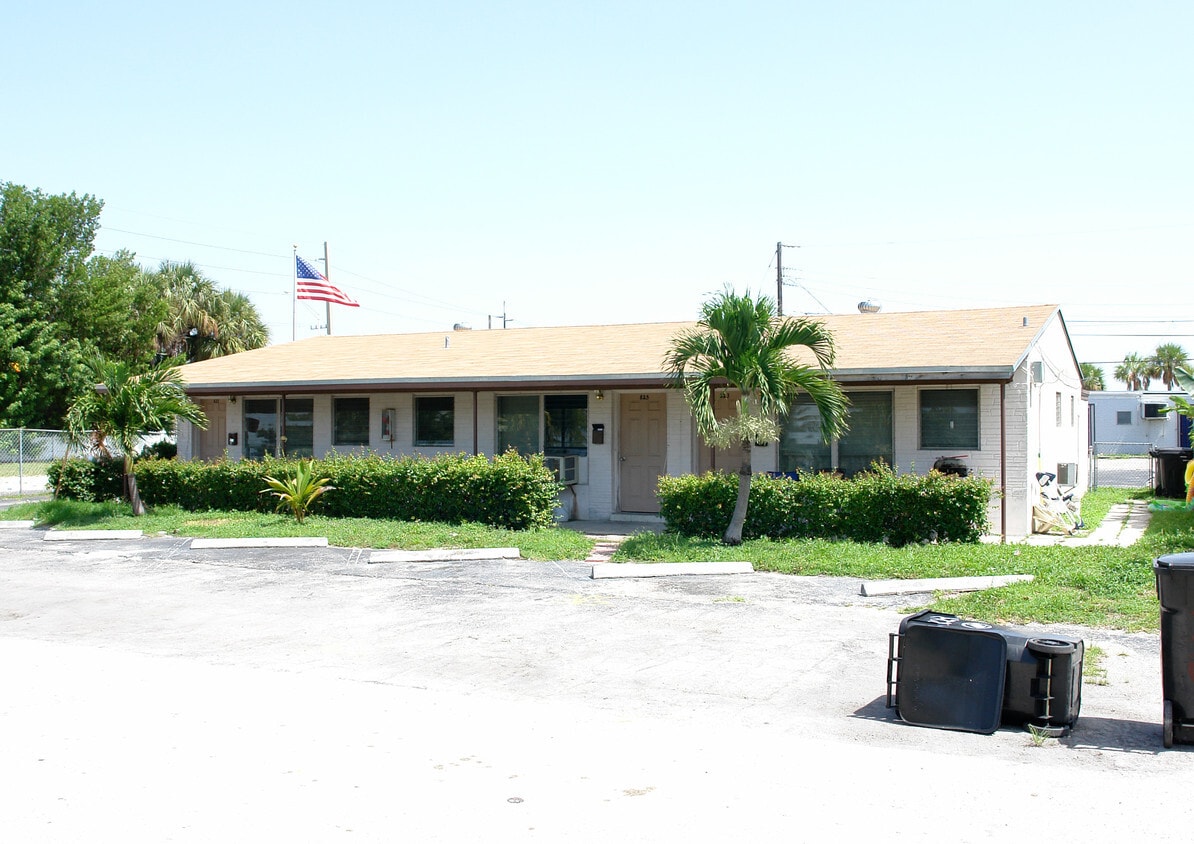 Building Photo - 823-827 SW 25th St