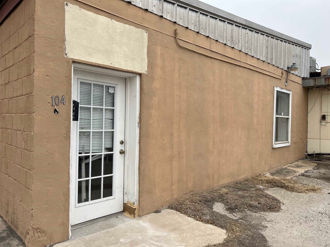 Primary Photo - 104 Fletcher St