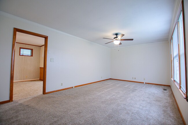 Building Photo - Three Bedroom off Memorial!