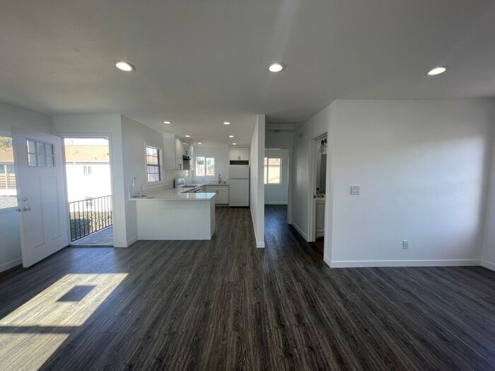 Foto principal - 1 Bed 1 Bath for rent in Long Beach Plenty...