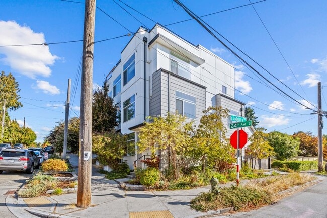 Building Photo - 2Bd/1.75Ba Seattle Townhouse