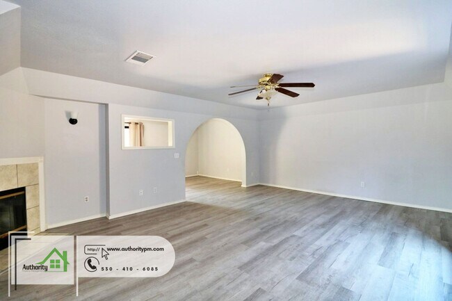 Foto del edificio - 727 Flower Ash Ln