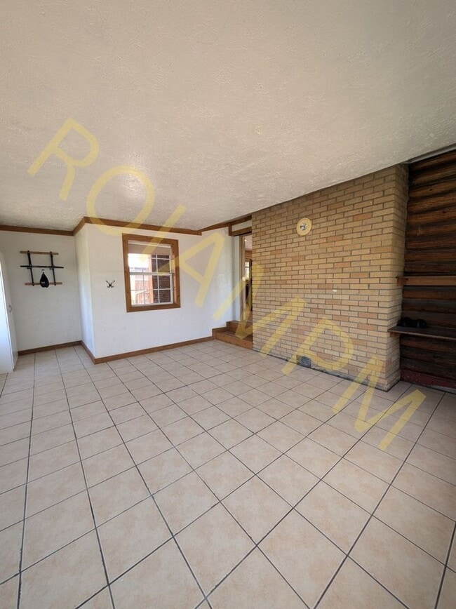 Building Photo - Charming 3-bed 2-bath Home at the Edge of ...