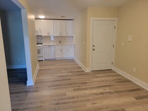 Building Photo - 118 Elm St