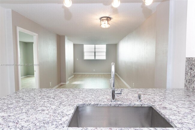 Foto del edificio - 2903 NE 163rd St