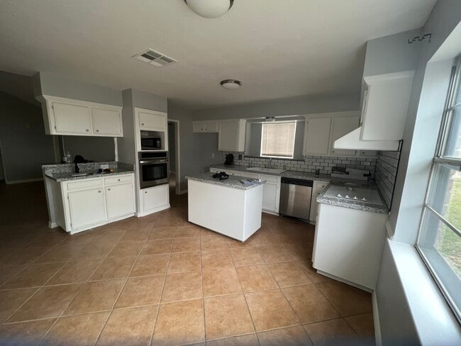 Foto del edificio - 14715 Spring Lake Dr