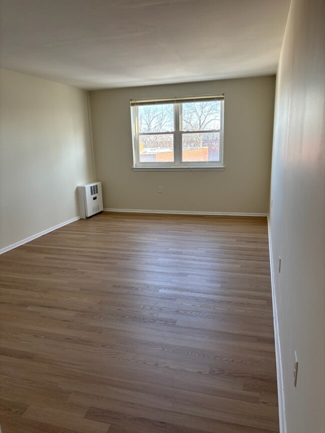 Bedroom - 887 Farmington Ave