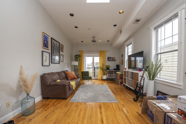 Building Photo - 152 Highland Ave