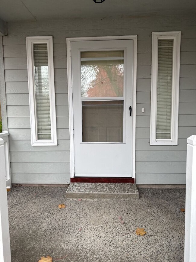 Building Photo - Charming two bedroom Townhome