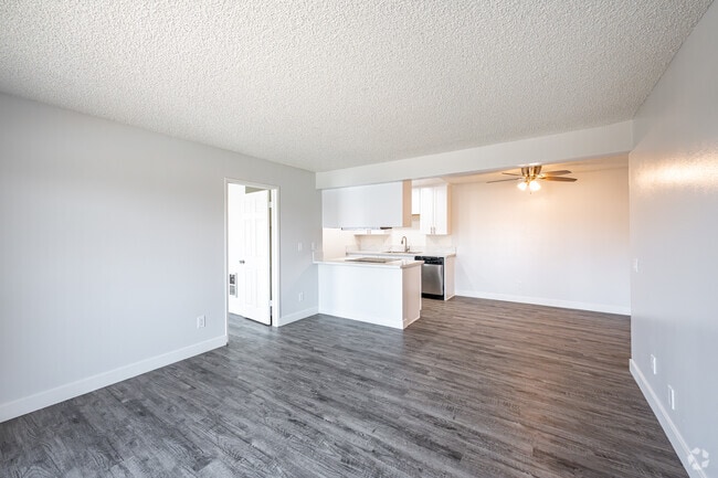 2 habitaciones, 2 baños - 850 pies cuadrados - Sala de estar - Cactus Grove Apartments