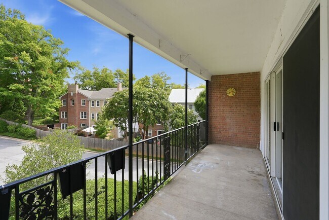 Building Photo - 3535 Chevy Chase Lake Dr