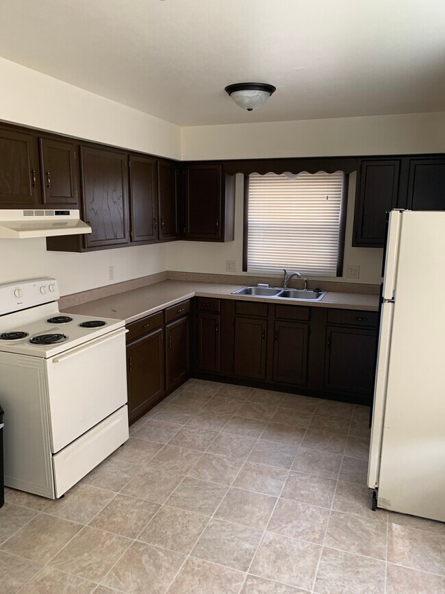 Kitchen - 210 S Wright Rd