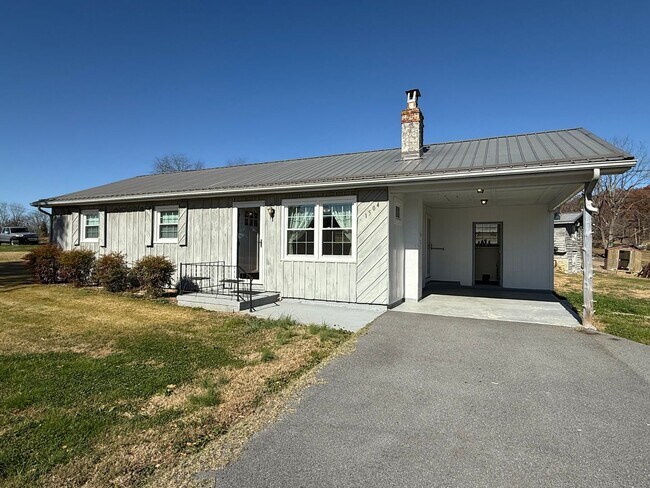 Foto del edificio - Intro to Homesteading! 3/1 furnished Property for rent