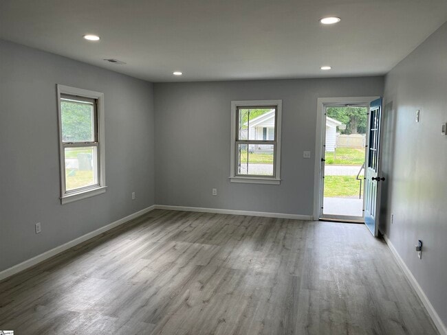 Building Photo - 107 Bennett St