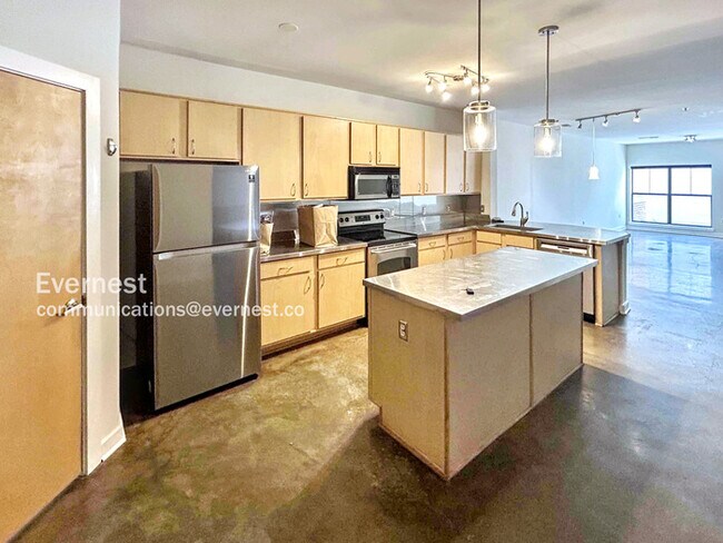 Foto del edificio - 2 Bedroom Condo at the Bristol on Broadway...
