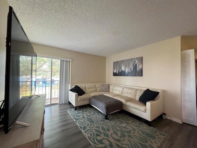 Building Photo - 1807 Fairview Villas Dr