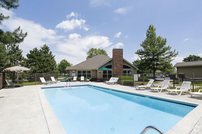 Piscina - Lakewood Terrace Apartments