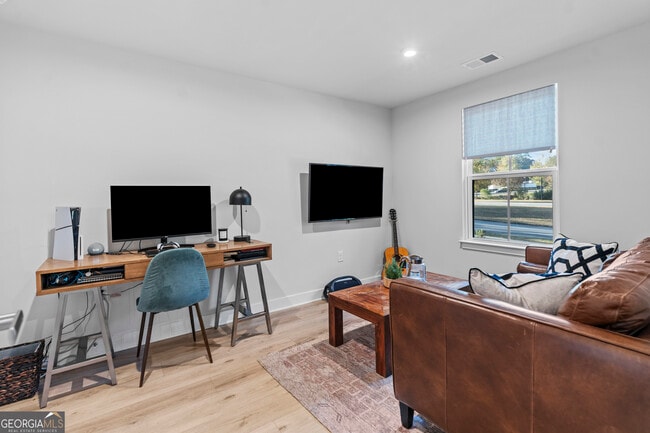 Building Photo - 205 Climbing Ivy Cir