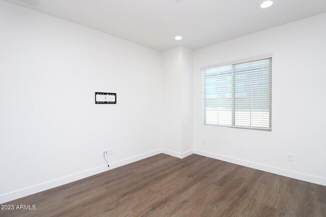 Building Photo - 208 E Brinley Dr