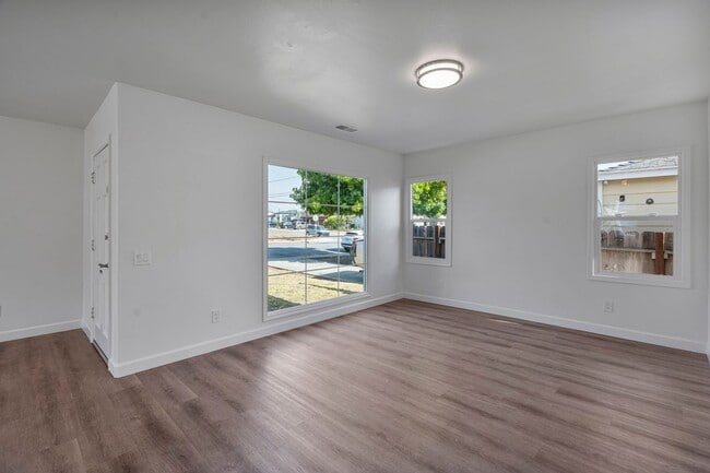 Building Photo - Remodeled Property- Centrally Located