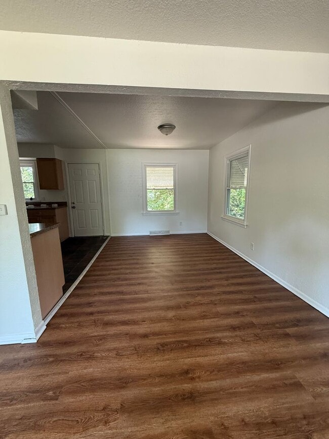 Building Photo - Move in ready! Large 4 bedroom home.