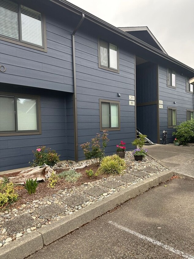 Building Photo - Fully Furnished View Condo