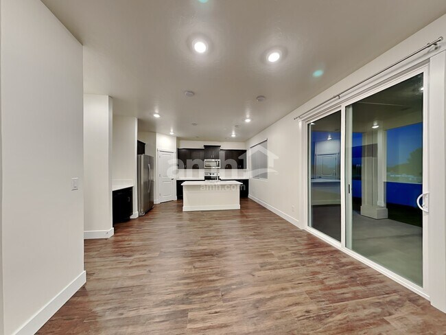 Building Photo - 752 S Rocker Ave
