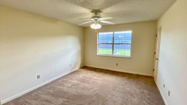 Foto del edificio - Sandcreek Drive #17 &amp; 19
