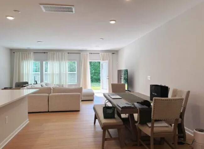 Foto del edificio - 4206 Bryson Dr