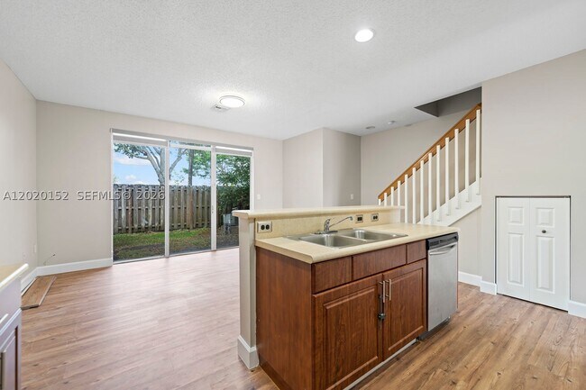 Foto del edificio - 1049 NE 42nd Ave