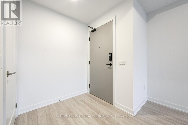 Building Photo - 5105-5105 Hurontario St