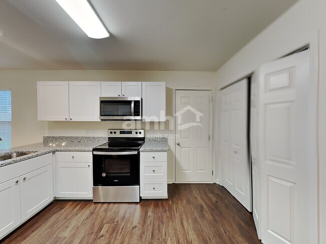 Building Photo - 10 Donegal Ct