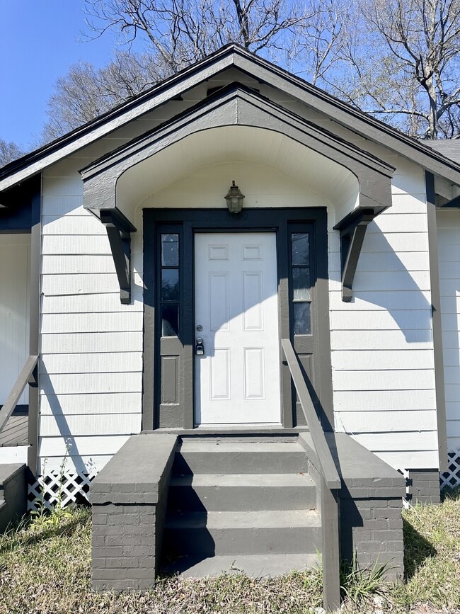 Photo - 3835 Sherwood St House