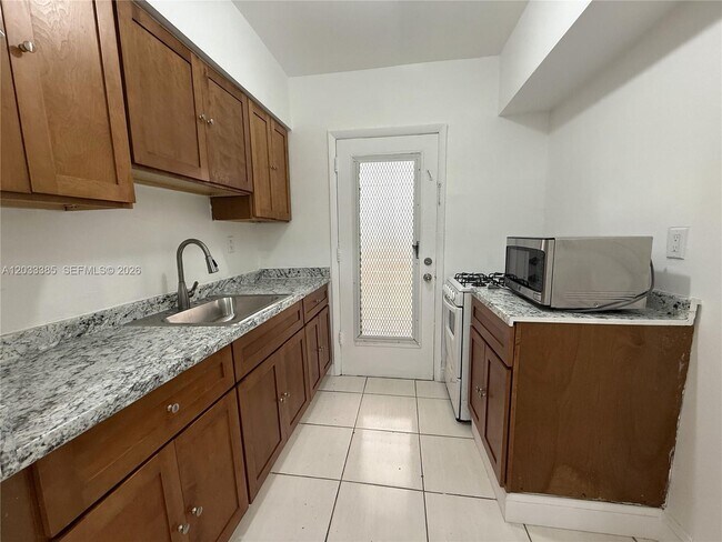 Foto del edificio - 6885 Byron Ave