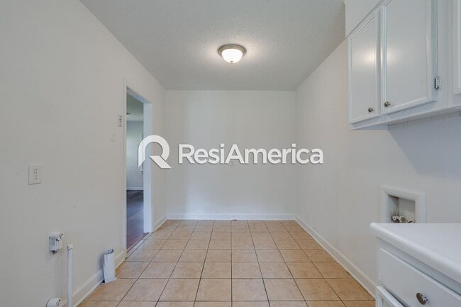 Building Photo - Charming 3BR Home – Spacious Yard & Great ...