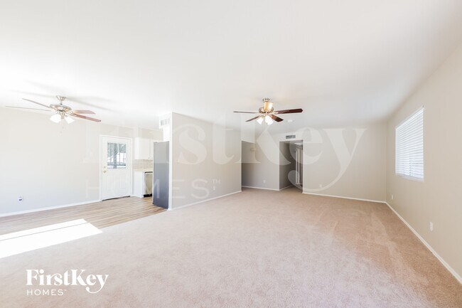 Foto del edificio - 5240 W Hatcher Rd