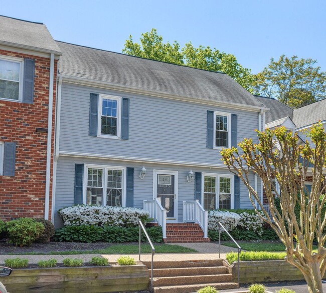 Building Photo - DARLING TOWNHOUSE IN WESTOVER HILLS