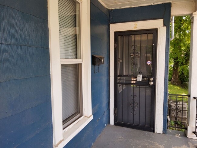 Building Photo - 925 S Cox St