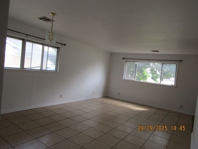 Building Photo - Very nice spacious home! No Carpet! Pet Fr...