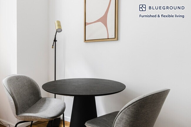 Foto del edificio - 18 W 48th St