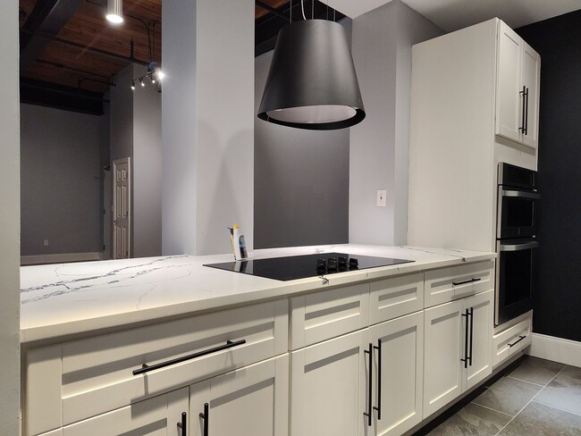 Building Photo - Luxury studio located in Factory South!