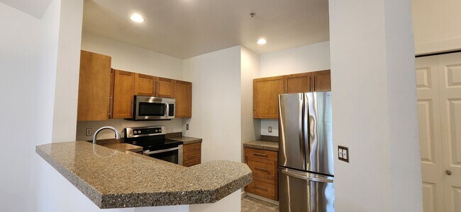 Building Photo - 2 Bed 2 Bath Top Floor Condo South Everett...