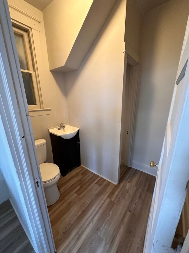 Building Photo - Beautiful Lancaster City 3 BR 1 1/2 Bath I...