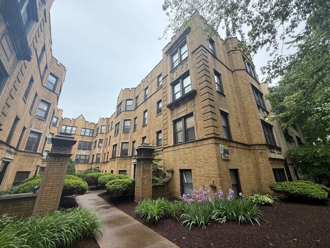 Foto del edificio - 7351 N Damen Ave