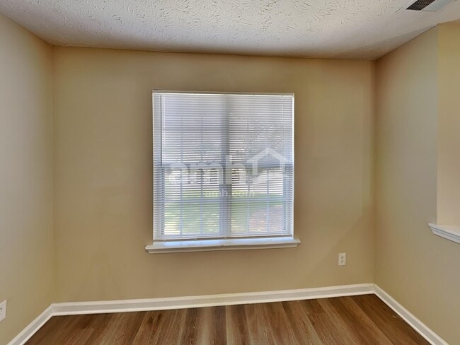 Foto del edificio - 3395 Essex Ct NW