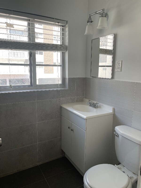 Building Photo - 916 W 42 St