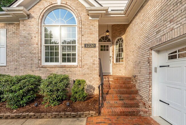 Foto del edificio - Gorgeous brick ranch with bonus room!!! Application Pending