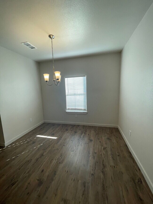 Foto del edificio - Newer Townhome Located South Of Town Near ...